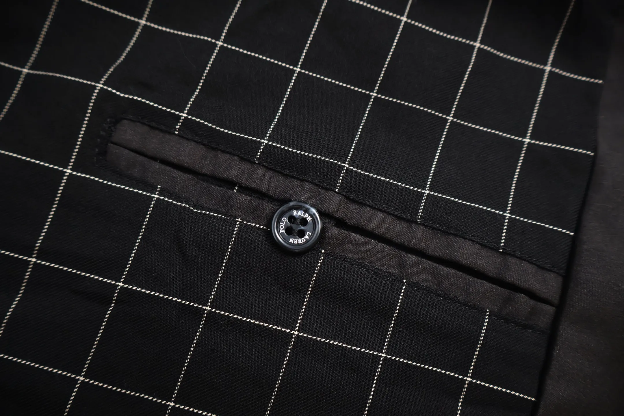 🅿️620 [Exclusive supply] Ralph Lauren Ralph Lauren embroidered zipper jacket (black) Customized cotton fine twill elegant fabric, soft and silky, comfortable and close to the skin, with khaki as the base color, soft and unobtrusive. Adopt imported machine embroidery technology, use advanced computer control system and precision mechanical components to achieve the iconic pony embroidery operation with high precision and smooth and delicate lines. Template machine bag opening The preset template guides the position, shape and size of the bag opening. The accuracy ensures the quality of the bag opening effect. The infrared positioning cutting machine uses an infrared transmitter and an infrared receiver to achieve precise positioning of materials. The accuracy can reach the micron level, thereby meeting the effect of high-precision cutting of plaid alignment. The fabrics have been carefully washed and have a better feel and texture. They are not easy to deform, shrink or fade, and maintain long-term beauty. Accessories customized 1:1 Ralph Lauren horn buckle. Size:S-M-L-XL